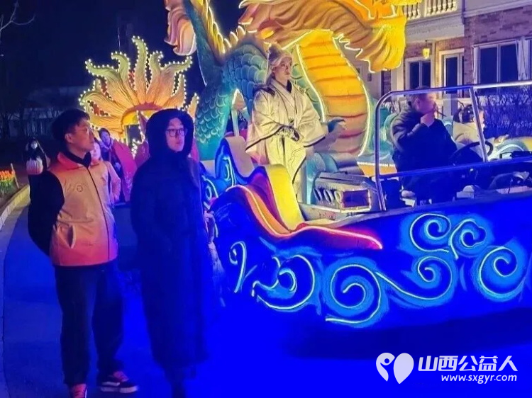 服务十五天温暖一座城完美收官 长治市正能量公益协会的志愿者们身着红领渐彩马甲用连续十五天的坚守为这场春节民俗盛宴画上温暖句点 - 第14张