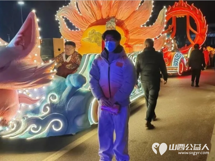 服务十五天温暖一座城完美收官 长治市正能量公益协会的志愿者们身着红领渐彩马甲用连续十五天的坚守为这场春节民俗盛宴画上温暖句点 - 第13张