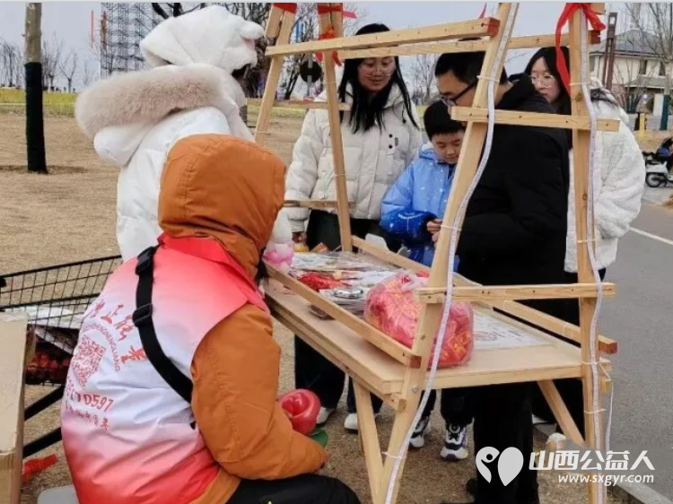 服务十五天温暖一座城完美收官 长治市正能量公益协会的志愿者们身着红领渐彩马甲用连续十五天的坚守为这场春节民俗盛宴画上温暖句点 - 第30张