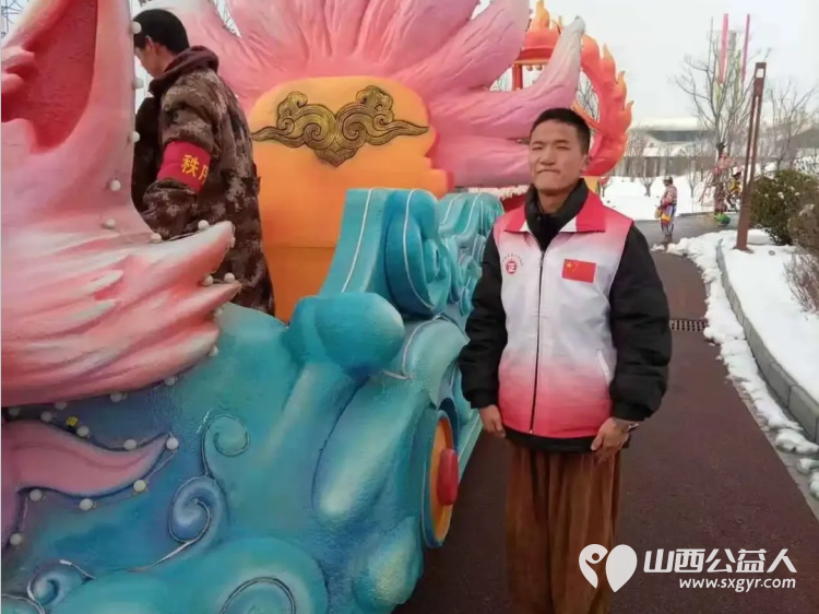 服务十五天温暖一座城完美收官 长治市正能量公益协会的志愿者们身着红领渐彩马甲用连续十五天的坚守为这场春节民俗盛宴画上温暖句点 - 第9张