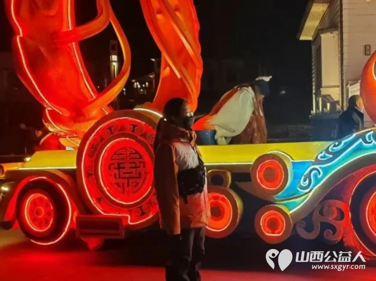 服务十五天温暖一座城完美收官 长治市正能量公益协会的志愿者们身着红领渐彩马甲用连续十五天的坚守为这场春节民俗盛宴画上温暖句点 - 第10张