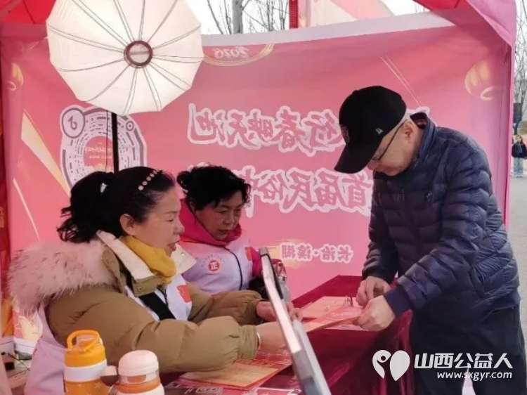 服务十五天温暖一座城完美收官 长治市正能量公益协会的志愿者们身着红领渐彩马甲用连续十五天的坚守为这场春节民俗盛宴画上温暖句点 - 第31张
