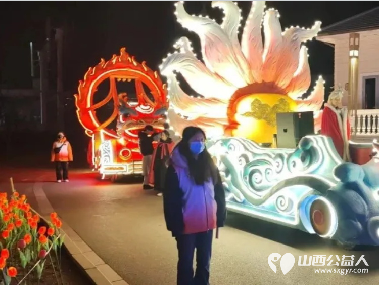 服务十五天温暖一座城完美收官 长治市正能量公益协会的志愿者们身着红领渐彩马甲用连续十五天的坚守为这场春节民俗盛宴画上温暖句点 - 第8张