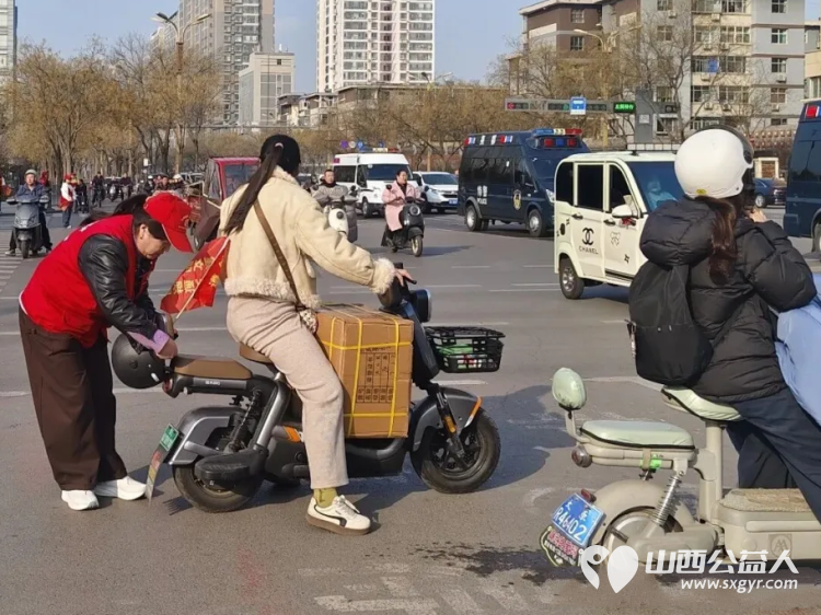 雷锋精神铭于心志愿服务践于行----临汾市文明交通志愿者协会第63个学雷锋纪念日活动启动开展文明劝导秩序维护安全宣传扶弱助困等志愿服务 - 第6张 - 山西公益人 雷锋精神铭于心志愿服务践于行----临汾市文明交通志愿者协会第63个学雷锋纪念日活动启动开展文明劝导秩序维护安全宣传扶弱助困等志愿服务 - 第6张