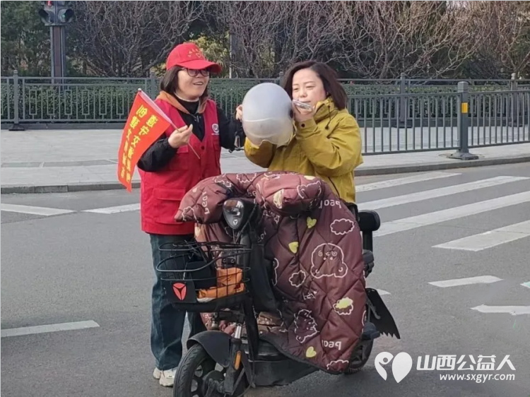 雷锋精神铭于心志愿服务践于行----临汾市文明交通志愿者协会第63个学雷锋纪念日活动启动开展文明劝导秩序维护安全宣传扶弱助困等志愿服务 - 第19张 - 山西公益人 雷锋精神铭于心志愿服务践于行----临汾市文明交通志愿者协会第63个学雷锋纪念日活动启动开展文明劝导秩序维护安全宣传扶弱助困等志愿服务 - 第19张