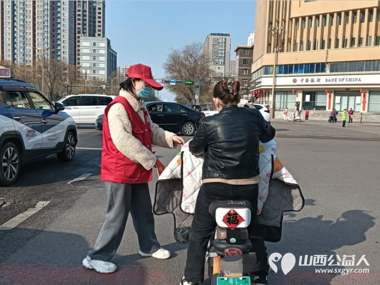 雷锋精神铭于心志愿服务践于行----临汾市文明交通志愿者协会第63个学雷锋纪念日活动启动开展文明劝导秩序维护安全宣传扶弱助困等志愿服务 - 第18张 - 山西公益人 雷锋精神铭于心志愿服务践于行----临汾市文明交通志愿者协会第63个学雷锋纪念日活动启动开展文明劝导秩序维护安全宣传扶弱助困等志愿服务 - 第18张