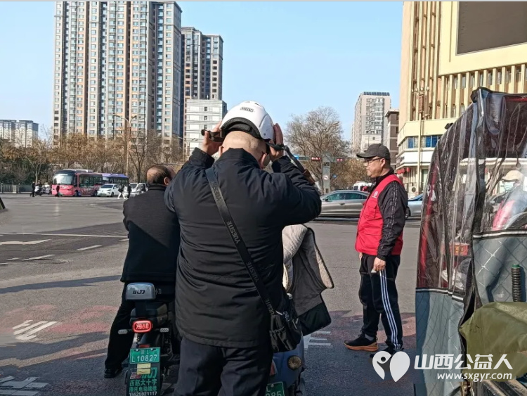 雷锋精神铭于心志愿服务践于行----临汾市文明交通志愿者协会第63个学雷锋纪念日活动启动开展文明劝导秩序维护安全宣传扶弱助困等志愿服务 - 第17张 - 山西公益人 雷锋精神铭于心志愿服务践于行----临汾市文明交通志愿者协会第63个学雷锋纪念日活动启动开展文明劝导秩序维护安全宣传扶弱助困等志愿服务 - 第17张