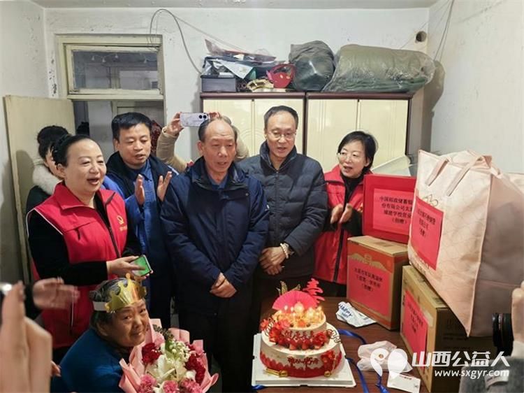 太原市生活方式医学学会联合槐园社区太原市社区科普文化学会开展党建引领聚合力驻地联动学雷锋活动慰问离休老党员为特困居民过生日 - 第3张