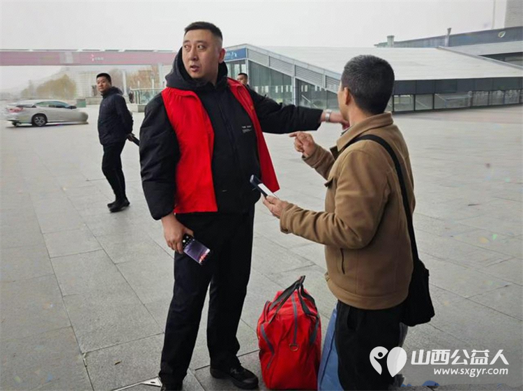 寒风守岗暖归途志愿红点亮太原南站 太原市志愿者小分队坚守太原南站开展全天不间断志愿服务在车站为旅客提供引导咨询行李搬运票务协助等暖心服务 - 第17张 - 山西公益人 寒风守岗暖归途志愿红点亮太原南站 太原市志愿者小分队坚守太原南站开展全天不间断志愿服务在车站为旅客提供引导咨询行李搬运票务协助等暖心服务 - 第17张