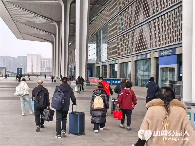 寒风守岗暖归途志愿红点亮太原南站 太原市志愿者小分队坚守太原南站开展全天不间断志愿服务在车站为旅客提供引导咨询行李搬运票务协助等暖心服务 - 第16张 - 山西公益人 寒风守岗暖归途志愿红点亮太原南站 太原市志愿者小分队坚守太原南站开展全天不间断志愿服务在车站为旅客提供引导咨询行李搬运票务协助等暖心服务 - 第16张