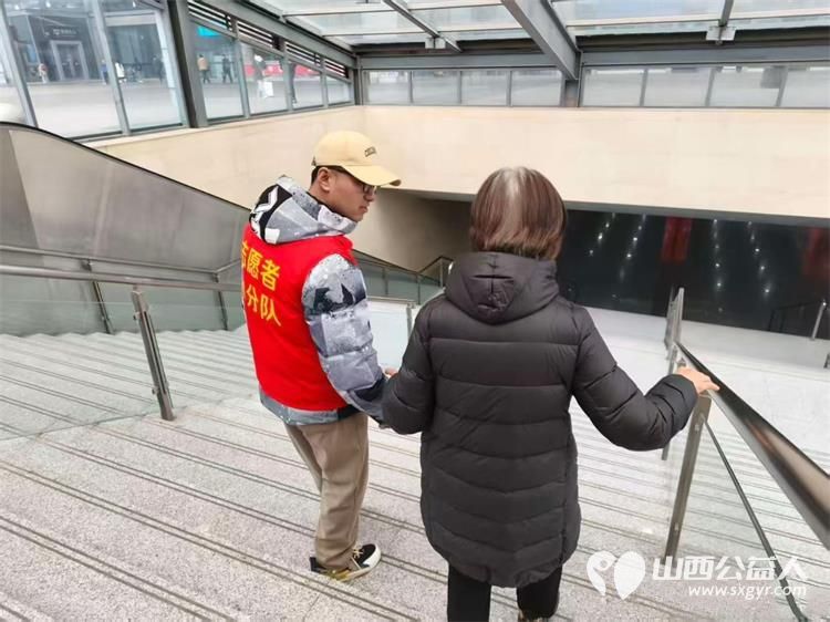 寒风守岗暖归途志愿红点亮太原南站 太原市志愿者小分队坚守太原南站开展全天不间断志愿服务在车站为旅客提供引导咨询行李搬运票务协助等暖心服务 - 第15张 - 山西公益人 寒风守岗暖归途志愿红点亮太原南站 太原市志愿者小分队坚守太原南站开展全天不间断志愿服务在车站为旅客提供引导咨询行李搬运票务协助等暖心服务 - 第15张