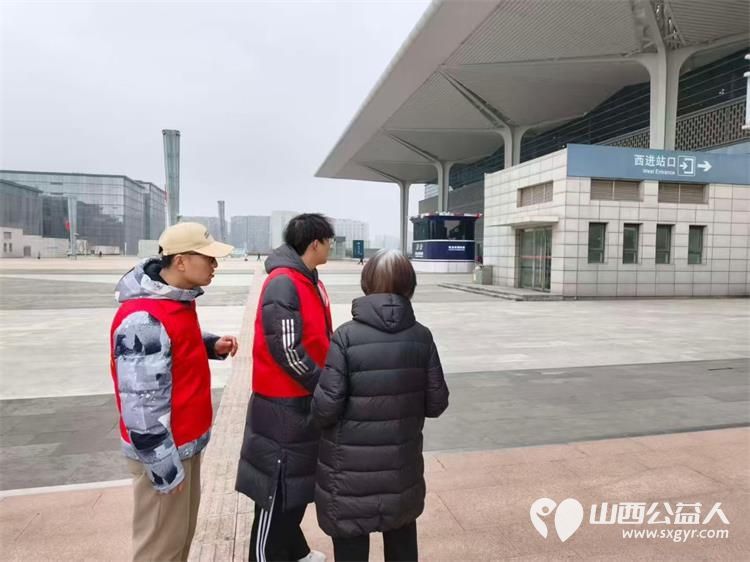 寒风守岗暖归途志愿红点亮太原南站 太原市志愿者小分队坚守太原南站开展全天不间断志愿服务在车站为旅客提供引导咨询行李搬运票务协助等暖心服务 - 第14张 - 山西公益人 寒风守岗暖归途志愿红点亮太原南站 太原市志愿者小分队坚守太原南站开展全天不间断志愿服务在车站为旅客提供引导咨询行李搬运票务协助等暖心服务 - 第14张