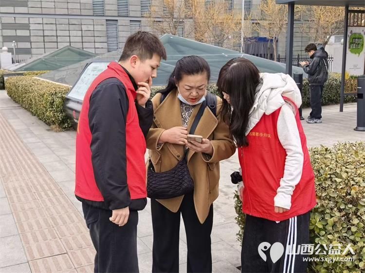 寒风守岗暖归途志愿红点亮太原南站 太原市志愿者小分队坚守太原南站开展全天不间断志愿服务在车站为旅客提供引导咨询行李搬运票务协助等暖心服务 - 第11张 - 山西公益人 寒风守岗暖归途志愿红点亮太原南站 太原市志愿者小分队坚守太原南站开展全天不间断志愿服务在车站为旅客提供引导咨询行李搬运票务协助等暖心服务 - 第11张