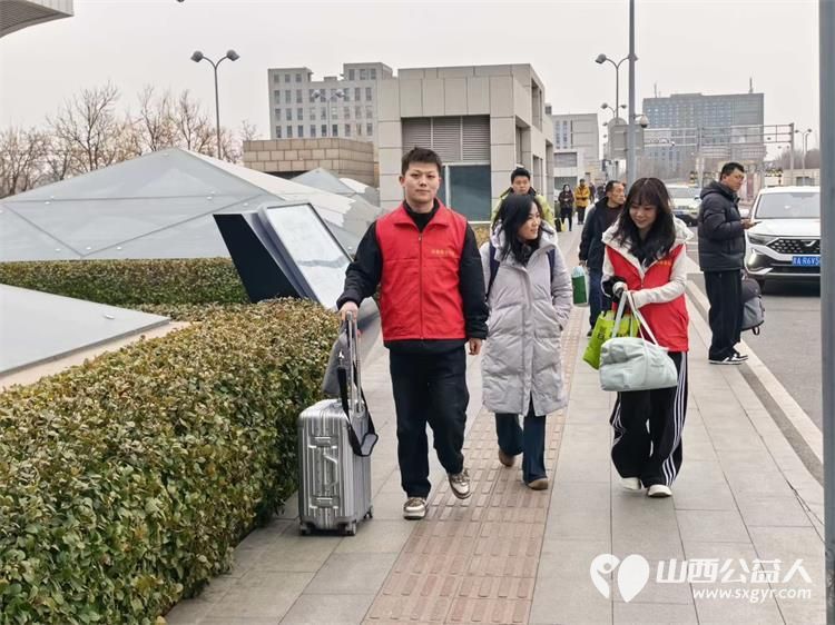 寒风守岗暖归途志愿红点亮太原南站 太原市志愿者小分队坚守太原南站开展全天不间断志愿服务在车站为旅客提供引导咨询行李搬运票务协助等暖心服务 - 第8张 - 山西公益人 寒风守岗暖归途志愿红点亮太原南站 太原市志愿者小分队坚守太原南站开展全天不间断志愿服务在车站为旅客提供引导咨询行李搬运票务协助等暖心服务 - 第8张