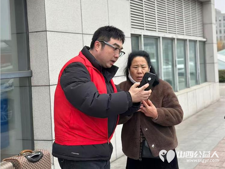 寒风守岗暖归途志愿红点亮太原南站 太原市志愿者小分队坚守太原南站开展全天不间断志愿服务在车站为旅客提供引导咨询行李搬运票务协助等暖心服务 - 第5张 - 山西公益人 寒风守岗暖归途志愿红点亮太原南站 太原市志愿者小分队坚守太原南站开展全天不间断志愿服务在车站为旅客提供引导咨询行李搬运票务协助等暖心服务 - 第5张