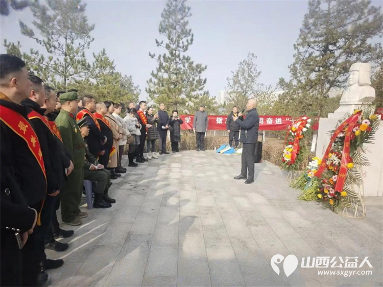 太原市神舟老班长爱国拥军志愿服务团联合各公益团队志愿者代表齐聚双塔公园雷锋塑像广场开展纪念雷锋同志题词63周年暨岗位学雷锋志愿服务主题活动 - 第8张