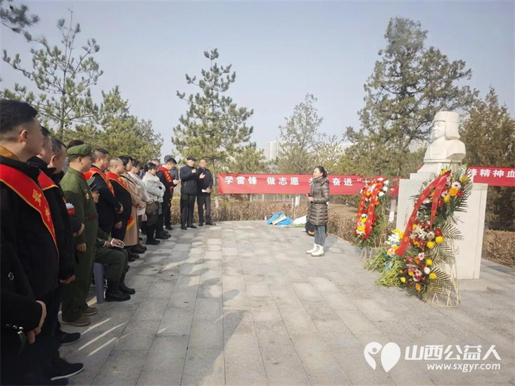 太原市神舟老班长爱国拥军志愿服务团联合各公益团队志愿者代表齐聚双塔公园雷锋塑像广场开展纪念雷锋同志题词63周年暨岗位学雷锋志愿服务主题活动 - 第9张