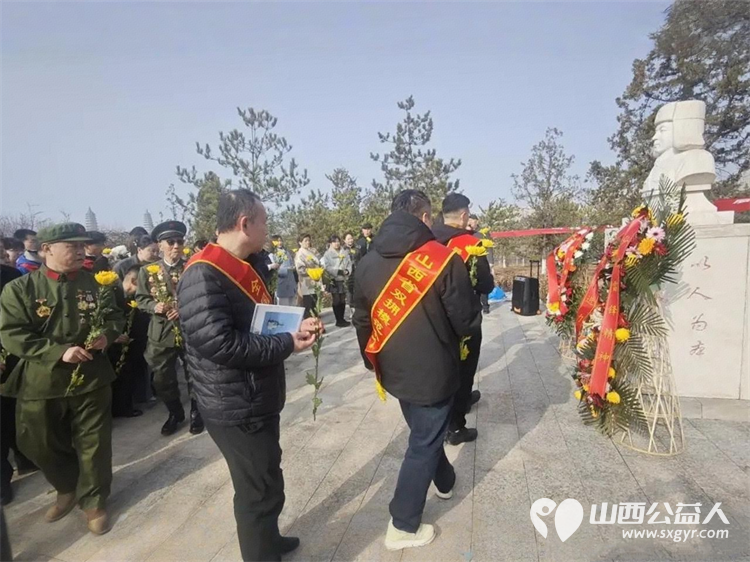 太原市神舟老班长爱国拥军志愿服务团联合各公益团队志愿者代表齐聚双塔公园雷锋塑像广场开展纪念雷锋同志题词63周年暨岗位学雷锋志愿服务主题活动 - 第10张