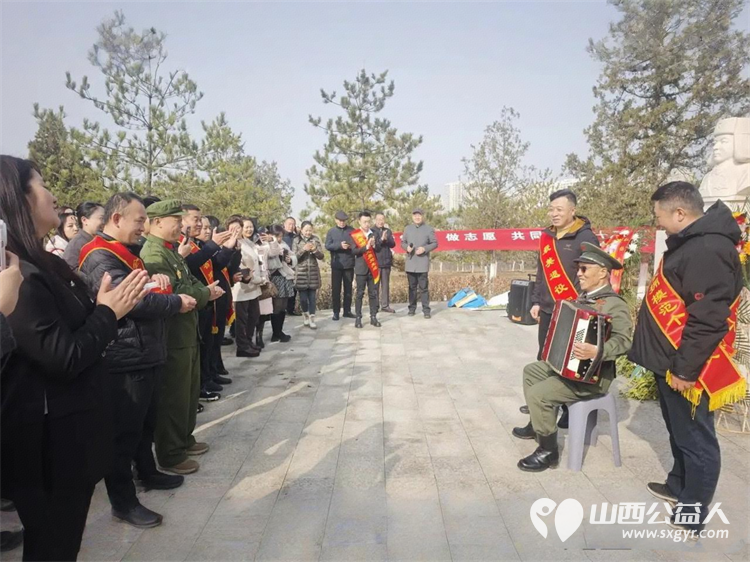 太原市神舟老班长爱国拥军志愿服务团联合各公益团队志愿者代表齐聚双塔公园雷锋塑像广场开展纪念雷锋同志题词63周年暨岗位学雷锋志愿服务主题活动 - 第11张