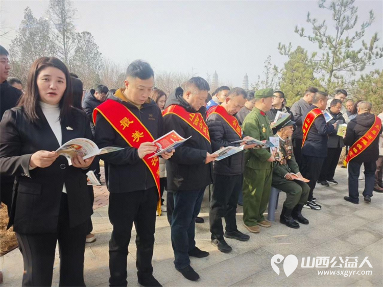 太原市神舟老班长爱国拥军志愿服务团联合各公益团队志愿者代表齐聚双塔公园雷锋塑像广场开展纪念雷锋同志题词63周年暨岗位学雷锋志愿服务主题活动 - 第4张