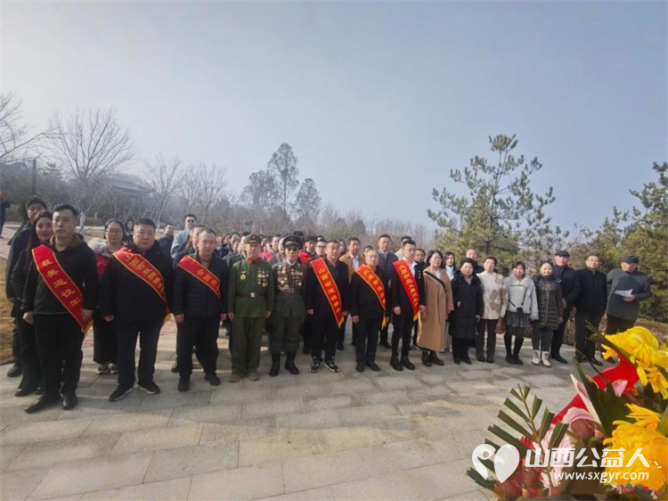 太原市神舟老班长爱国拥军志愿服务团联合各公益团队志愿者代表齐聚双塔公园雷锋塑像广场开展纪念雷锋同志题词63周年暨岗位学雷锋志愿服务主题活动 - 第2张