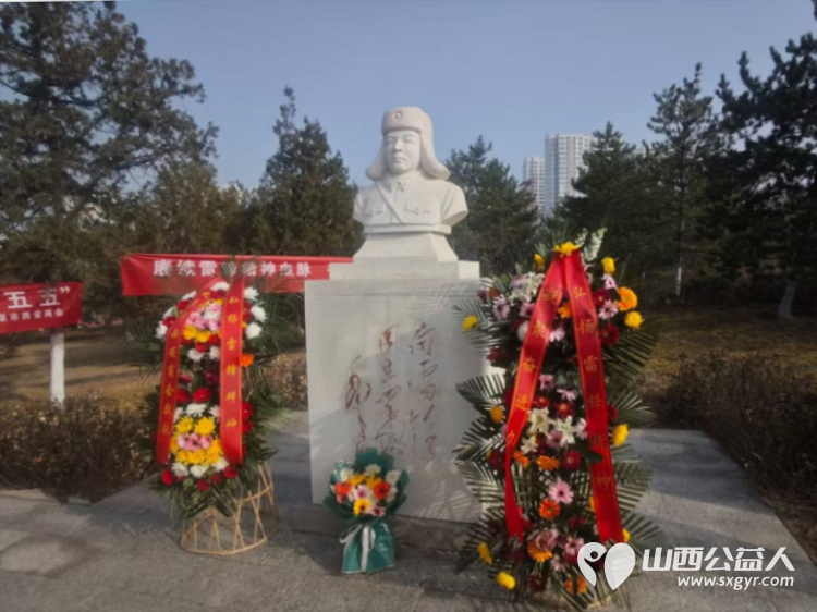 太原市神舟老班长爱国拥军志愿服务团联合各公益团队志愿者代表齐聚双塔公园雷锋塑像广场开展纪念雷锋同志题词63周年暨岗位学雷锋志愿服务主题活动 - 第5张