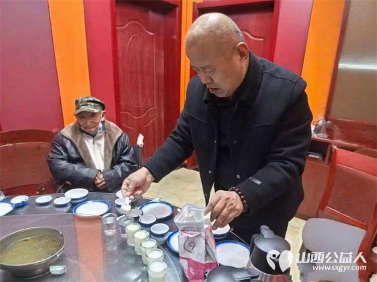 情暖桑榆爱在生辰----长治市小雨点公益协会思源分会银发庆生公益活动为屯留岗上村三位行动不便的孤寡老人 张文堂、周连喜、周存根举办了一场生日喜宴 - 第12张