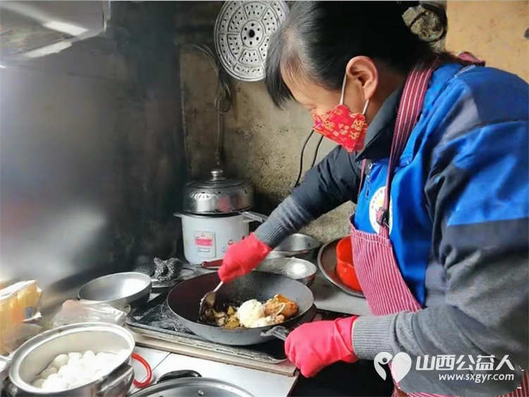 情暖桑榆爱在生辰----长治市小雨点公益协会思源分会银发庆生公益活动为屯留岗上村三位行动不便的孤寡老人 张文堂、周连喜、周存根举办了一场生日喜宴 - 第6张