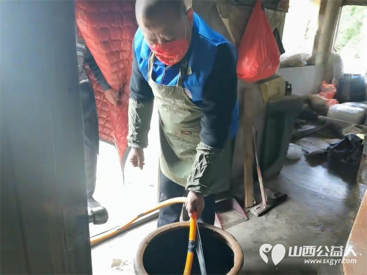 情暖桑榆爱在生辰----长治市小雨点公益协会思源分会银发庆生公益活动为屯留岗上村三位行动不便的孤寡老人 张文堂、周连喜、周存根举办了一场生日喜宴 - 第4张