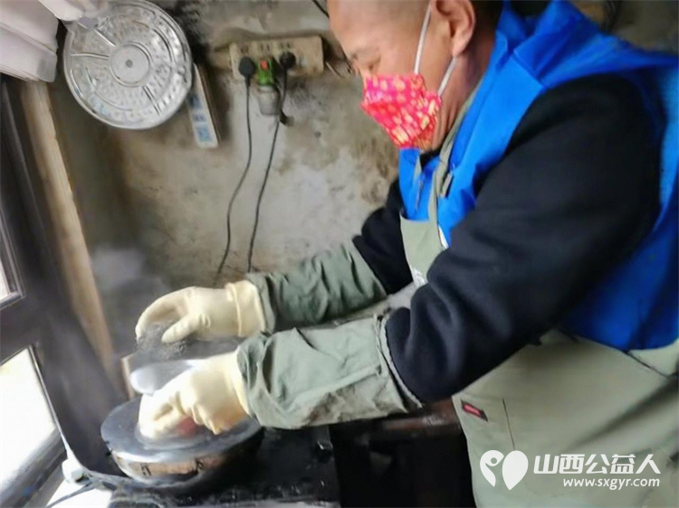 情暖桑榆爱在生辰----长治市小雨点公益协会思源分会银发庆生公益活动为屯留岗上村三位行动不便的孤寡老人 张文堂、周连喜、周存根举办了一场生日喜宴 - 第8张