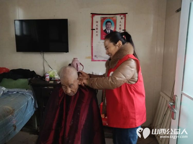 介休市敬老协会敬老助老活动----在义棠镇北角头村入户85岁高明亮老人家为老人打扫室内外卫生做饭包饺子 - 第3张