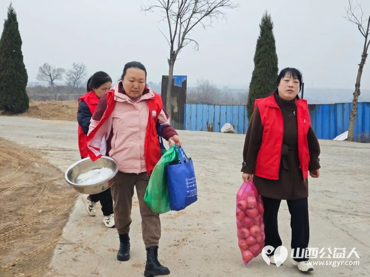 介休市敬老协会敬老助老活动----在义棠镇北角头村入户85岁高明亮老人家为老人打扫室内外卫生做饭包饺子 - 第2张