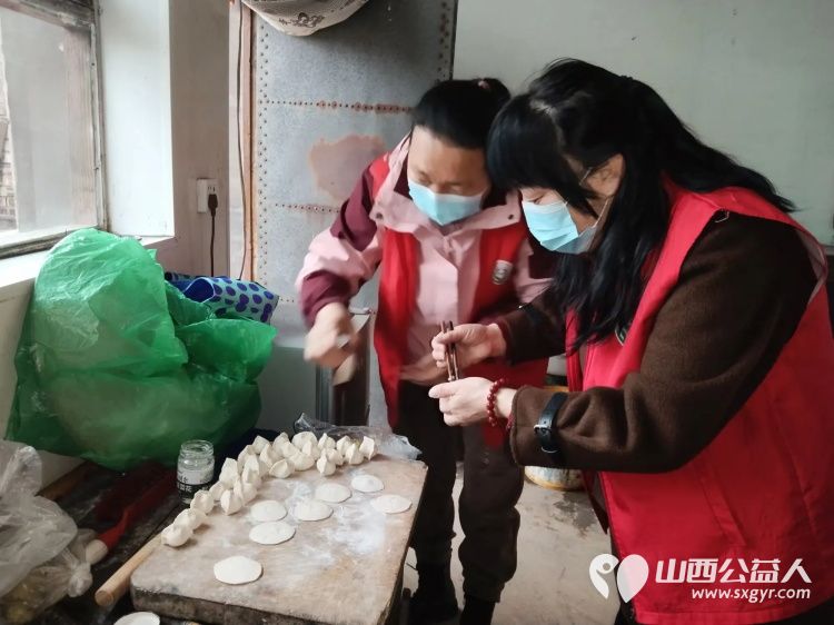 介休市敬老协会敬老助老活动----在义棠镇北角头村入户85岁高明亮老人家为老人打扫室内外卫生做饭包饺子 - 第6张