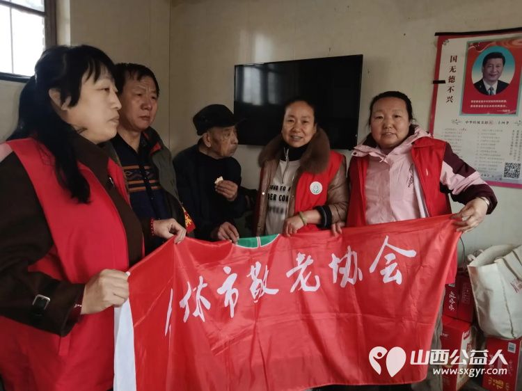 介休市敬老协会敬老助老活动----在义棠镇北角头村入户85岁高明亮老人家为老人打扫室内外卫生做饭包饺子 - 第1张