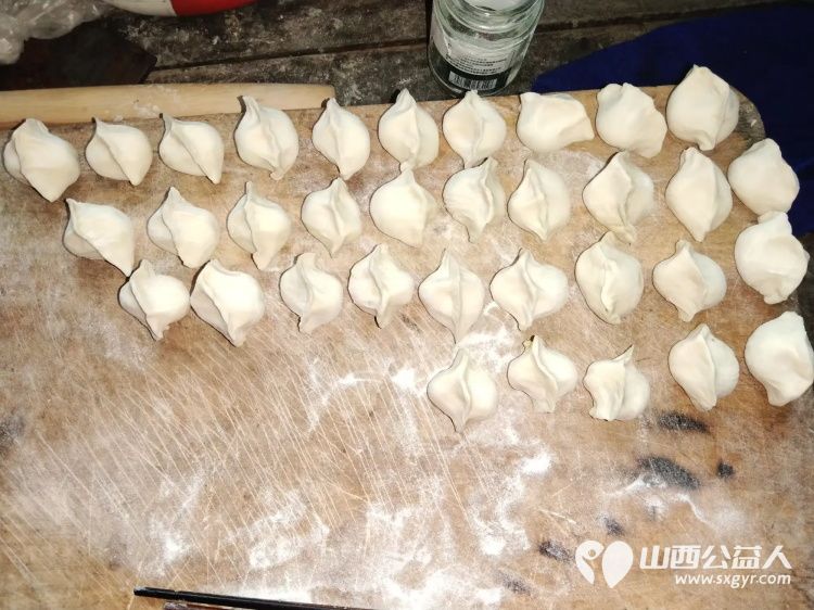 介休市敬老协会敬老助老活动----在义棠镇北角头村入户85岁高明亮老人家为老人打扫室内外卫生做饭包饺子 - 第7张