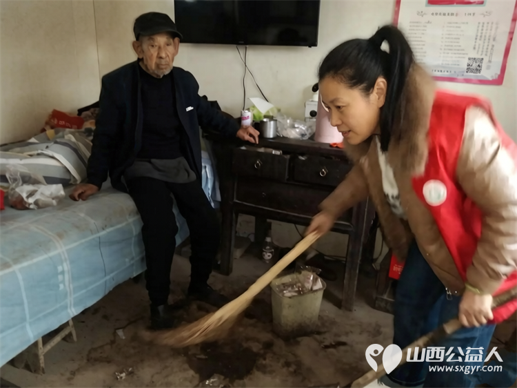 介休市敬老协会敬老助老活动----在义棠镇北角头村入户85岁高明亮老人家为老人打扫室内外卫生做饭包饺子 - 第5张