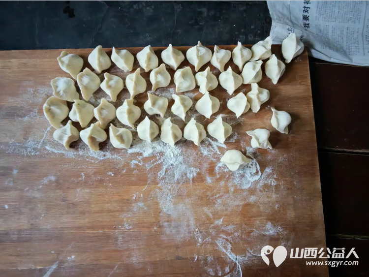 介休市敬老协会敬老助老活动----在义棠镇圪塔头村入户84岁特困庞海生老人家中为老人打扫室内外卫生做饭包饺子 - 第7张