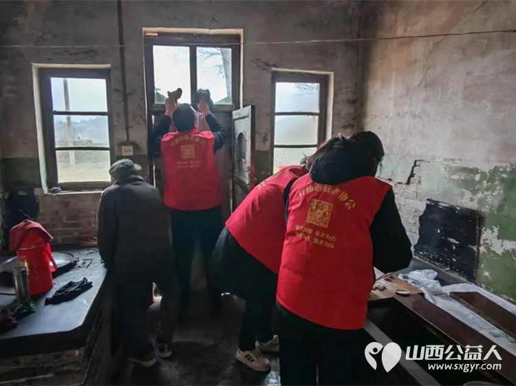 介休市敬老协会敬老助老活动----在义棠镇圪塔头村入户84岁特困庞海生老人家中为老人打扫室内外卫生做饭包饺子 - 第4张