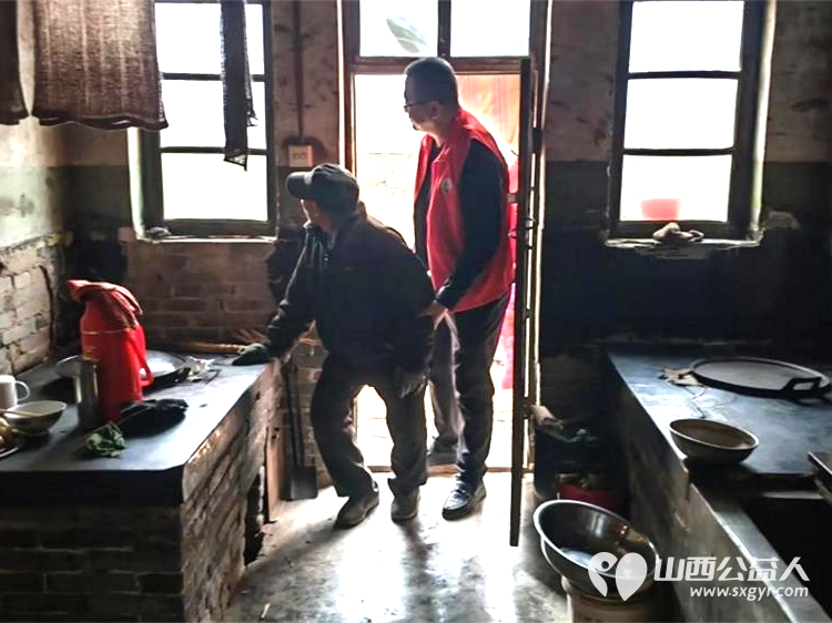 介休市敬老协会敬老助老活动----在义棠镇圪塔头村入户84岁特困庞海生老人家中为老人打扫室内外卫生做饭包饺子 - 第3张