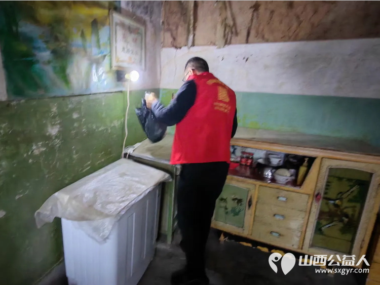 介休市敬老协会敬老助老活动----在义棠镇圪塔头村入户84岁特困庞海生老人家中为老人打扫室内外卫生做饭包饺子 - 第5张