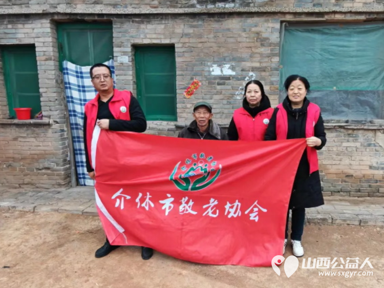 介休市敬老协会敬老助老活动----在义棠镇圪塔头村入户84岁特困庞海生老人家中为老人打扫室内外卫生做饭包饺子 - 第1张