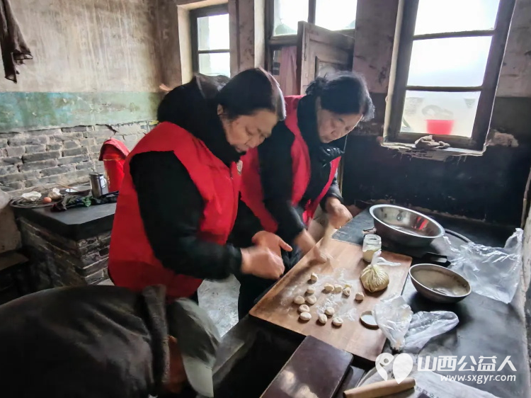 介休市敬老协会敬老助老活动----在义棠镇圪塔头村入户84岁特困庞海生老人家中为老人打扫室内外卫生做饭包饺子 - 第6张