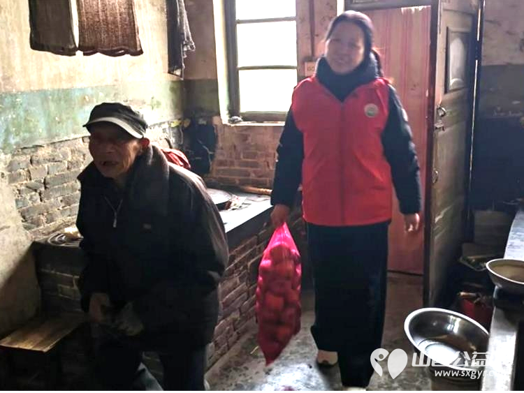 介休市敬老协会敬老助老活动----在义棠镇圪塔头村入户84岁特困庞海生老人家中为老人打扫室内外卫生做饭包饺子 - 第2张