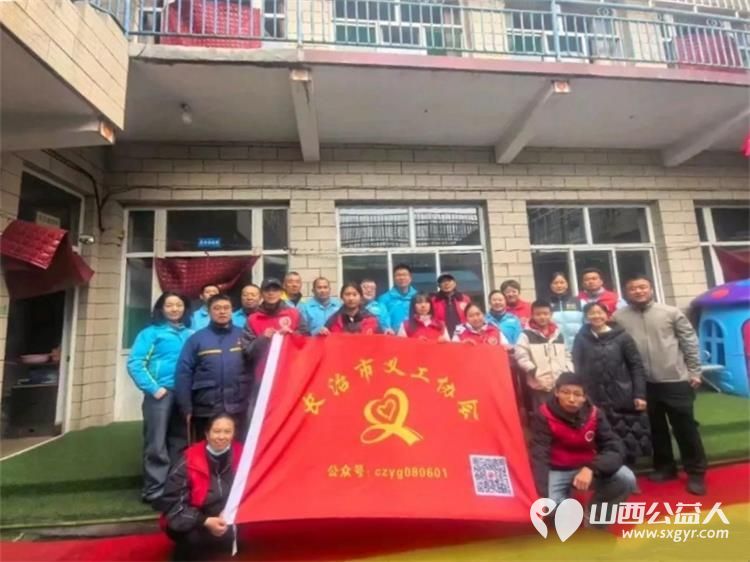 长治市义工协会联合中国石油志愿者共同走进启明星智障儿童学校开展爱心卫生清洁志愿服务活动让特殊儿童感受到来自社会的关怀与善意 - 第1张