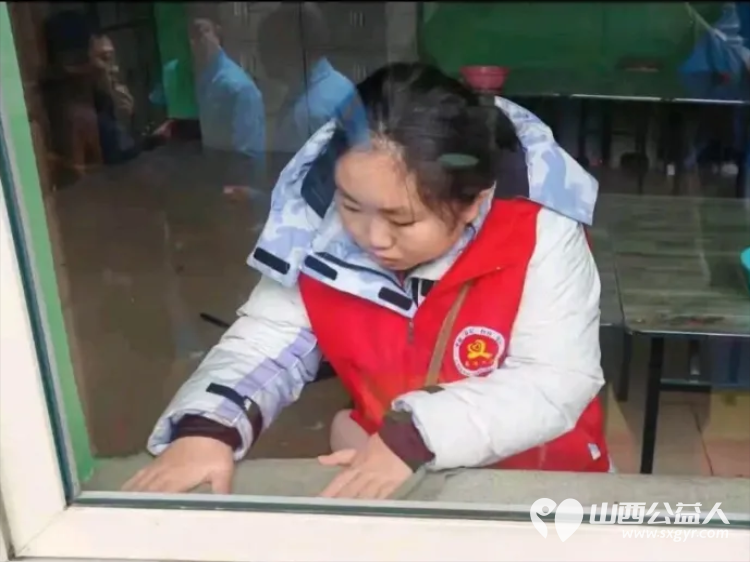 长治市义工协会联合中国石油志愿者共同走进启明星智障儿童学校开展爱心卫生清洁志愿服务活动让特殊儿童感受到来自社会的关怀与善意 - 第14张