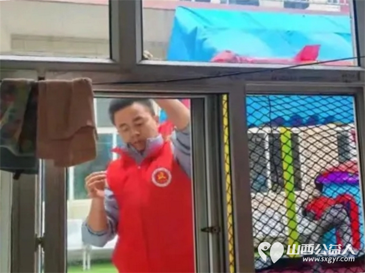 长治市义工协会联合中国石油志愿者共同走进启明星智障儿童学校开展爱心卫生清洁志愿服务活动让特殊儿童感受到来自社会的关怀与善意 - 第6张