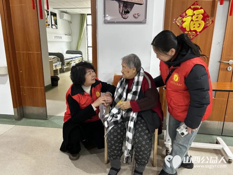 3・5学雷锋日 阳泉义工联开展第62期银杏树下敬老服务携手上站小学师生及御康社区表演节目给老人送上围巾手套非遗剪纸水果等礼物 - 第21张