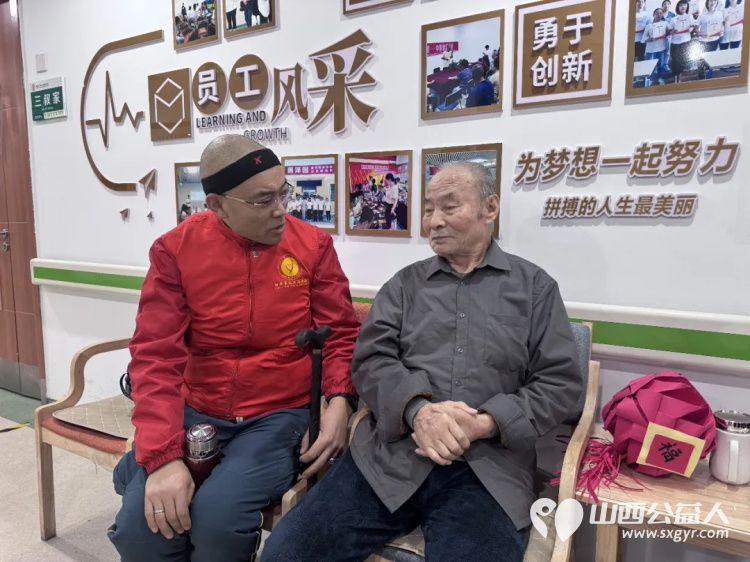 3・5学雷锋日 阳泉义工联开展第62期银杏树下敬老服务携手上站小学师生及御康社区表演节目给老人送上围巾手套非遗剪纸水果等礼物 - 第20张