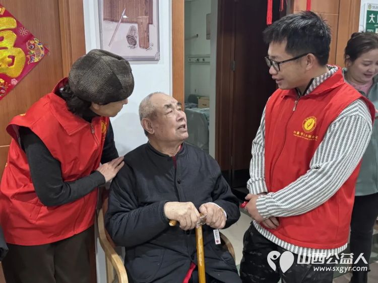 3・5学雷锋日 阳泉义工联开展第62期银杏树下敬老服务携手上站小学师生及御康社区表演节目给老人送上围巾手套非遗剪纸水果等礼物 - 第3张