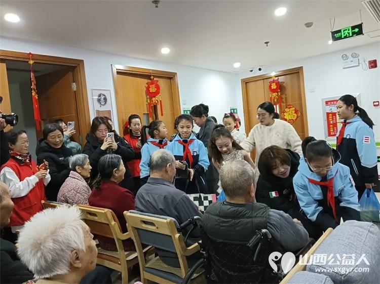 3・5学雷锋日 阳泉义工联开展第62期银杏树下敬老服务携手上站小学师生及御康社区表演节目给老人送上围巾手套非遗剪纸水果等礼物 - 第9张